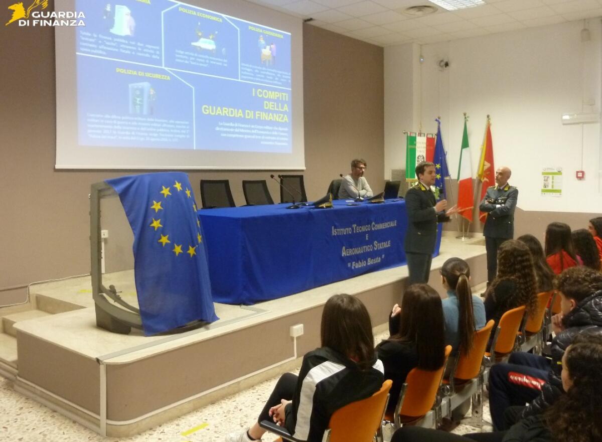 La GdF incontra gli studenti -