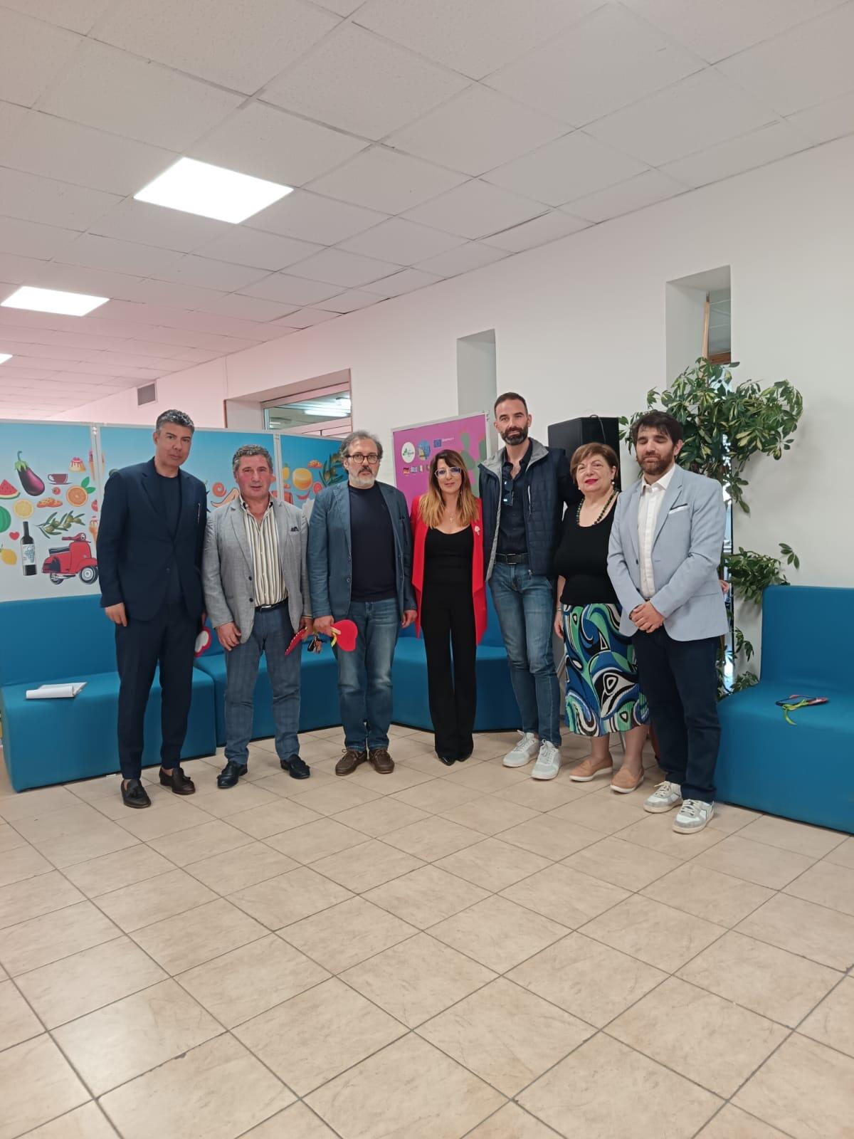 Successo per &#8220;Tutto a posto e niente in ordine&#8221;,il concorso dedicato al poeta e scrittore Enzo Salsetta - 