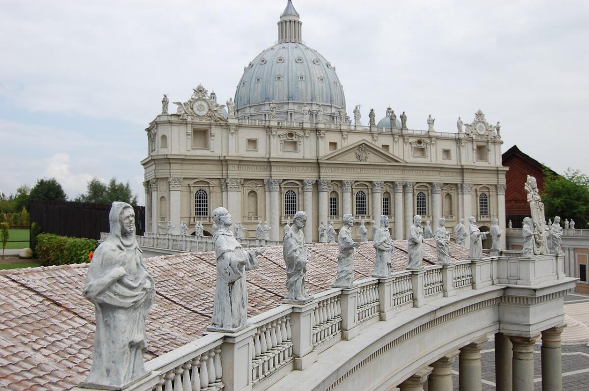 Al via il Conclave, cardinali riuniti per scegliere il successore di Papa Francesco: tra loro anche due siciliani -
