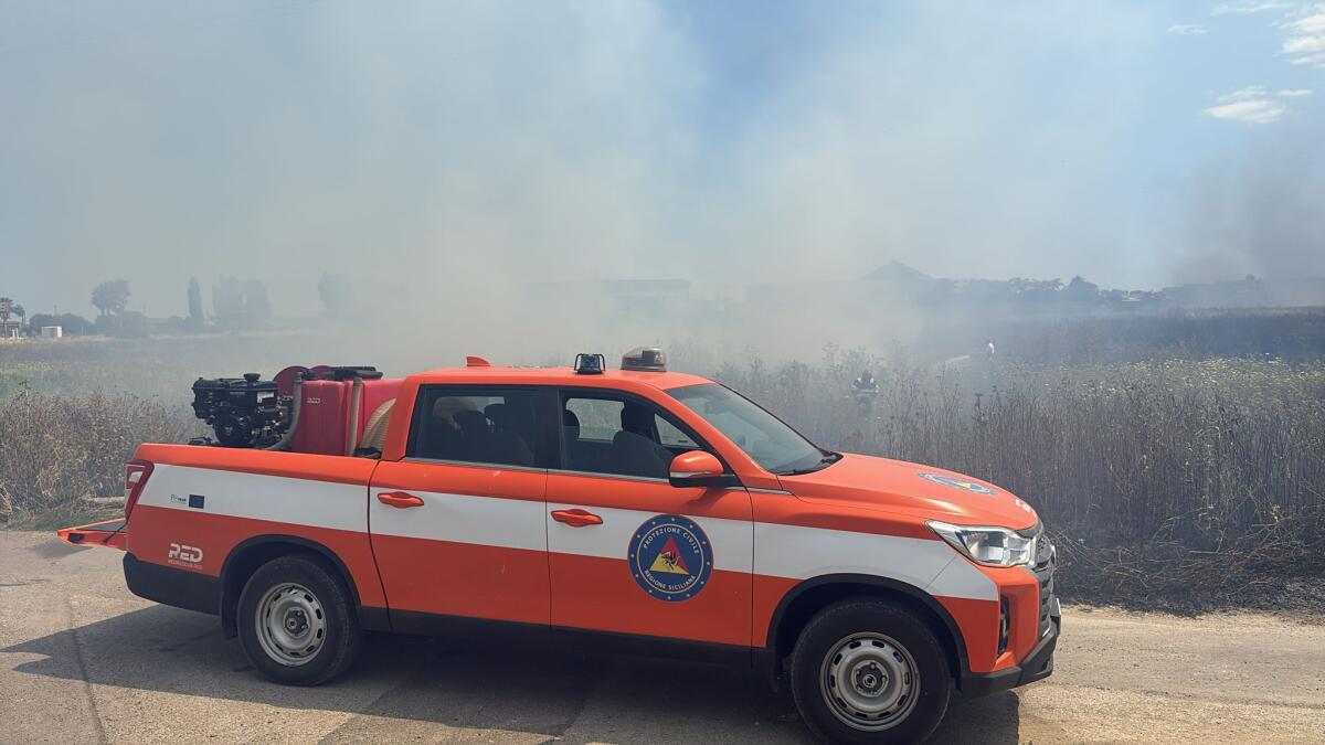 Altri incendi oggi, su quello del capannone indagini della Procura -