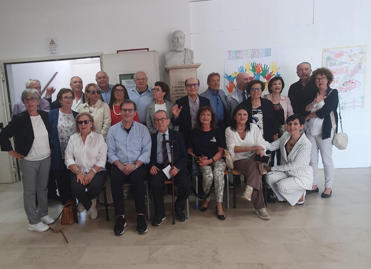 La 3B del 1975 torna tra i banchi del Liceo Classico Eschilo a 50 anni dall’Esame di Maturità -
