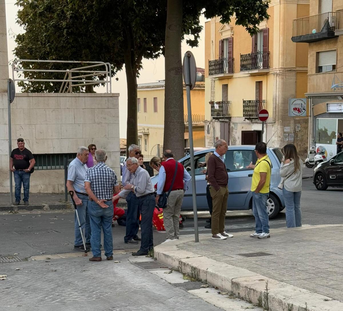 Un anziano disabile ed una donna travolti sulle strisce pedonali - 