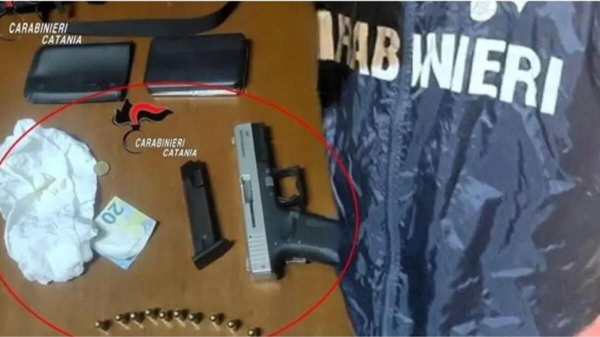 Pistola e droga nel borsello, gelese arrestato a Catania - 