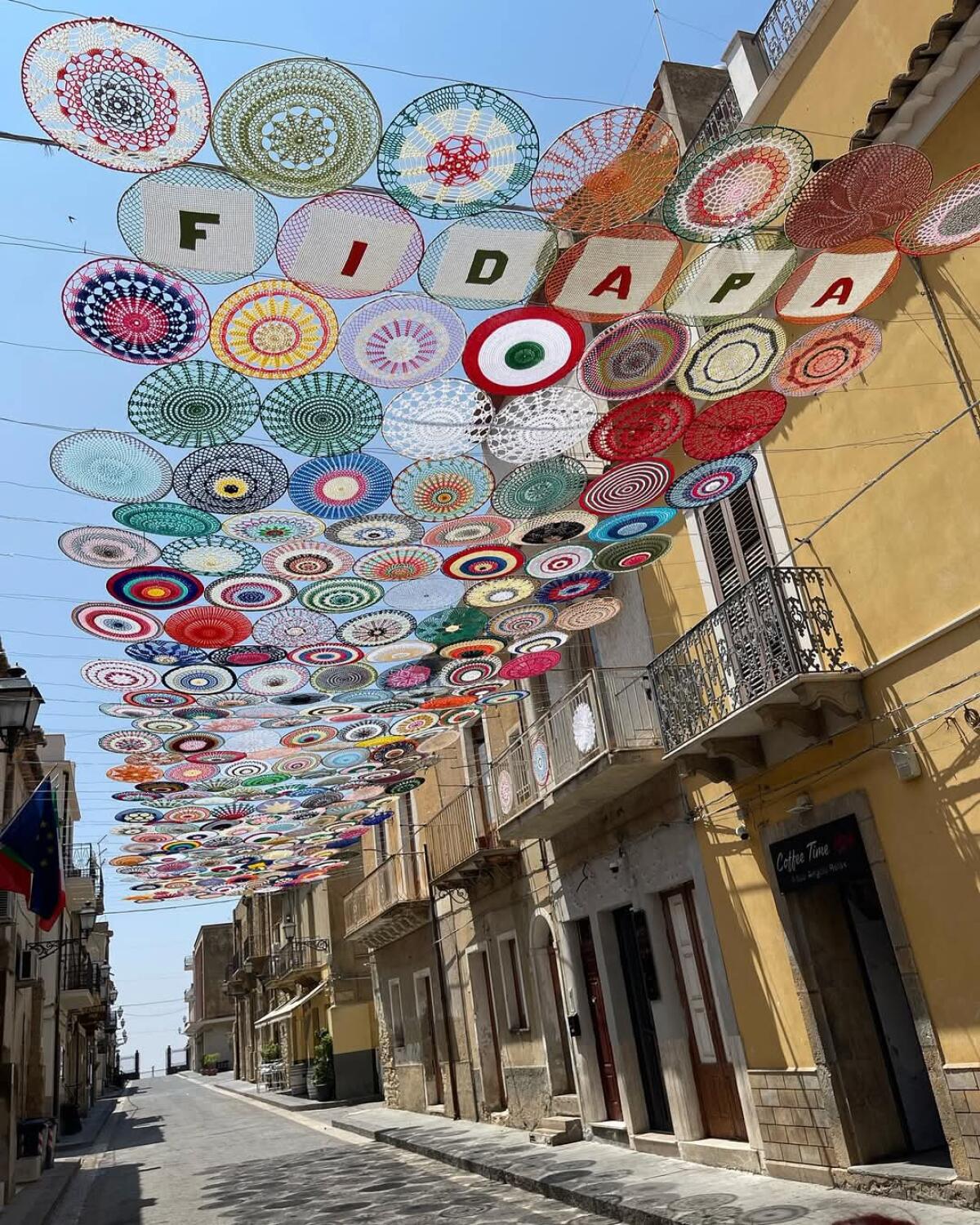 A Niscemi il cielo si colora di centrini -