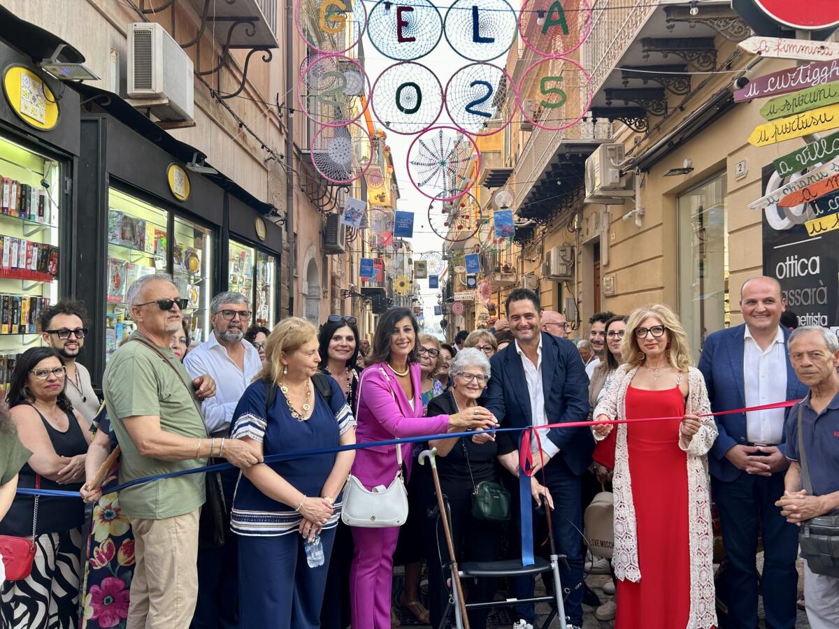 “Coloriamo il centro storico”, inaugurata l’installazione con i mandala tra via Morello e via Pisa -