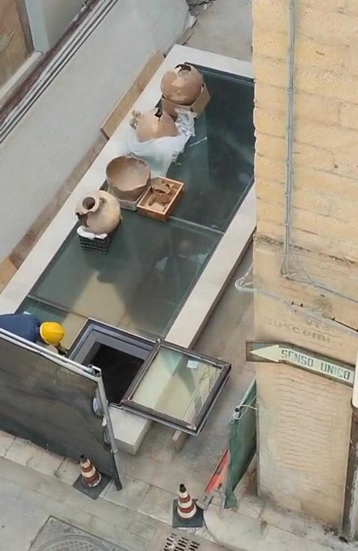 Via Di Bartolo: oggi posizionamento delle anfore – video -