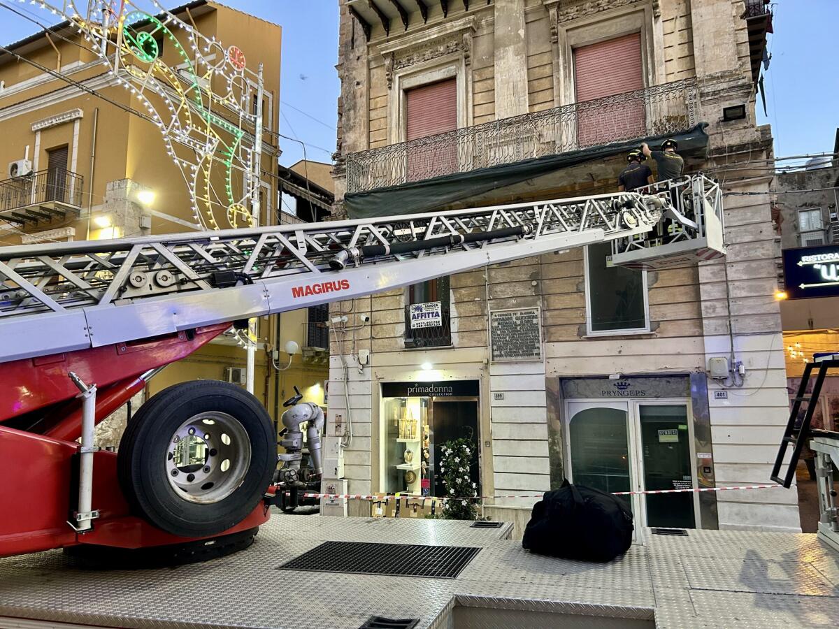 Calcinacci da un palazzo in centro storico: vigili al lavoro -