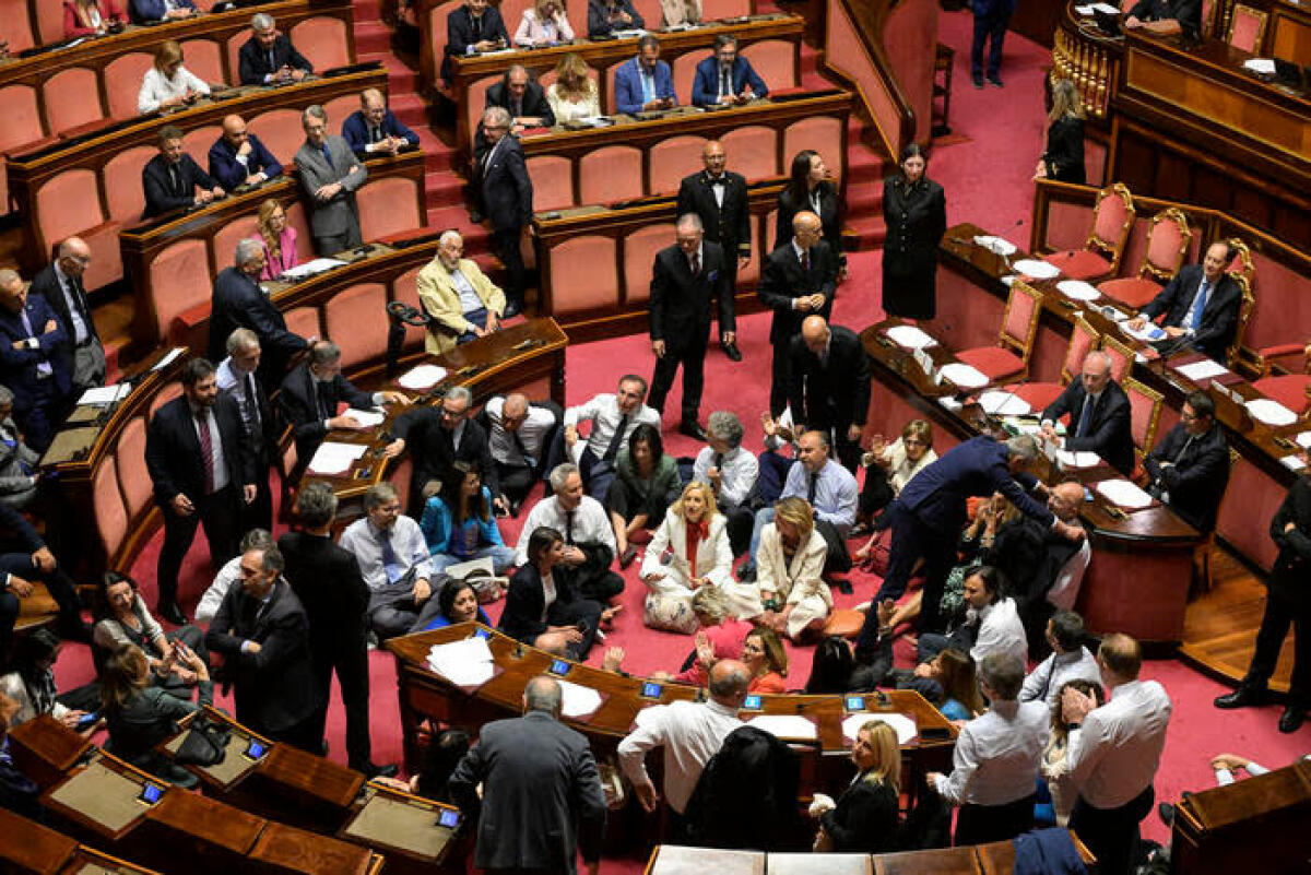Si alla sicurezza, il decreto è legge. Protesta la sinistra - La protesta dellopposizione nellaula del Senato durante il voto di fiducia sul dl sicurezza, Roma, 4 giugno 2025. ANSA/RICCARDO ANTIMIANI