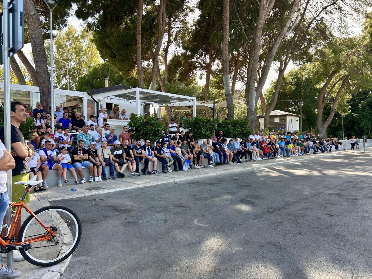 Canosa-Gela, la delusione dei tanti tifosi davanti al maxischermo  - 