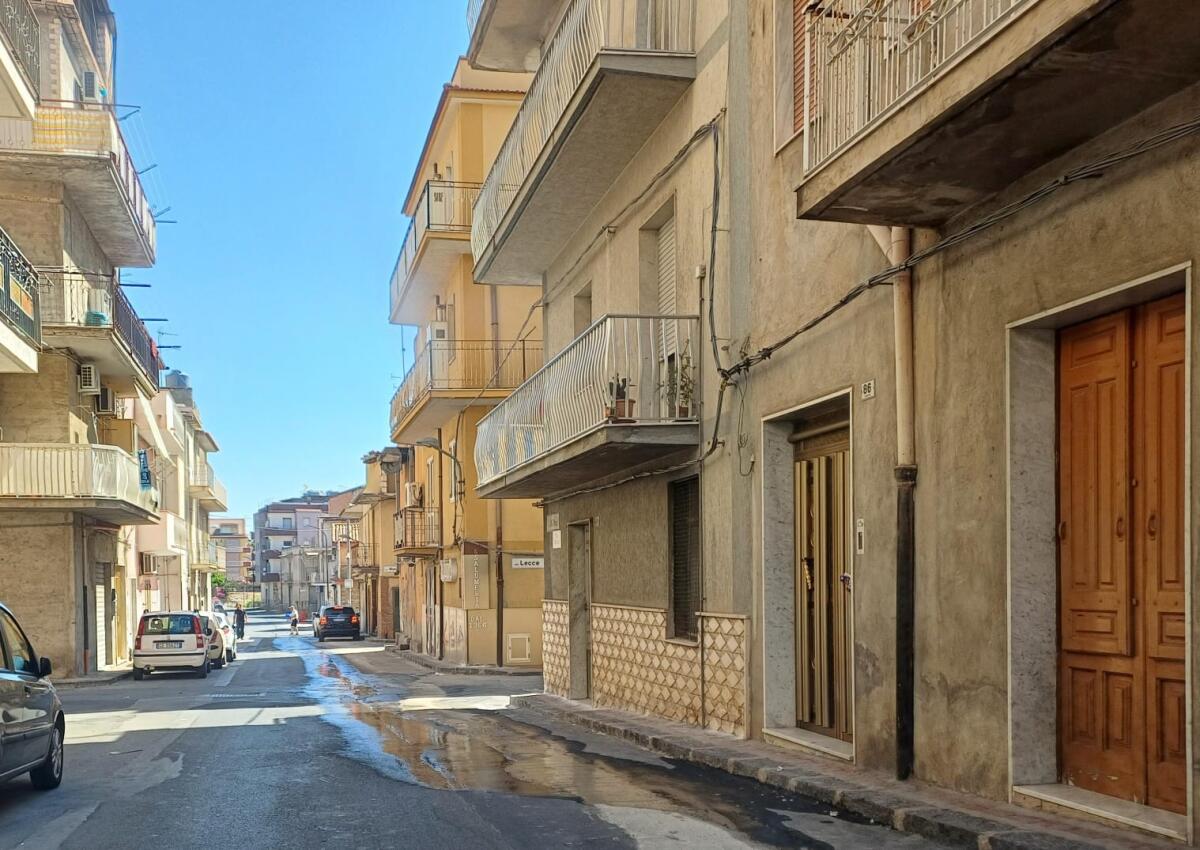 Grossa perdita idrica in via Paci -