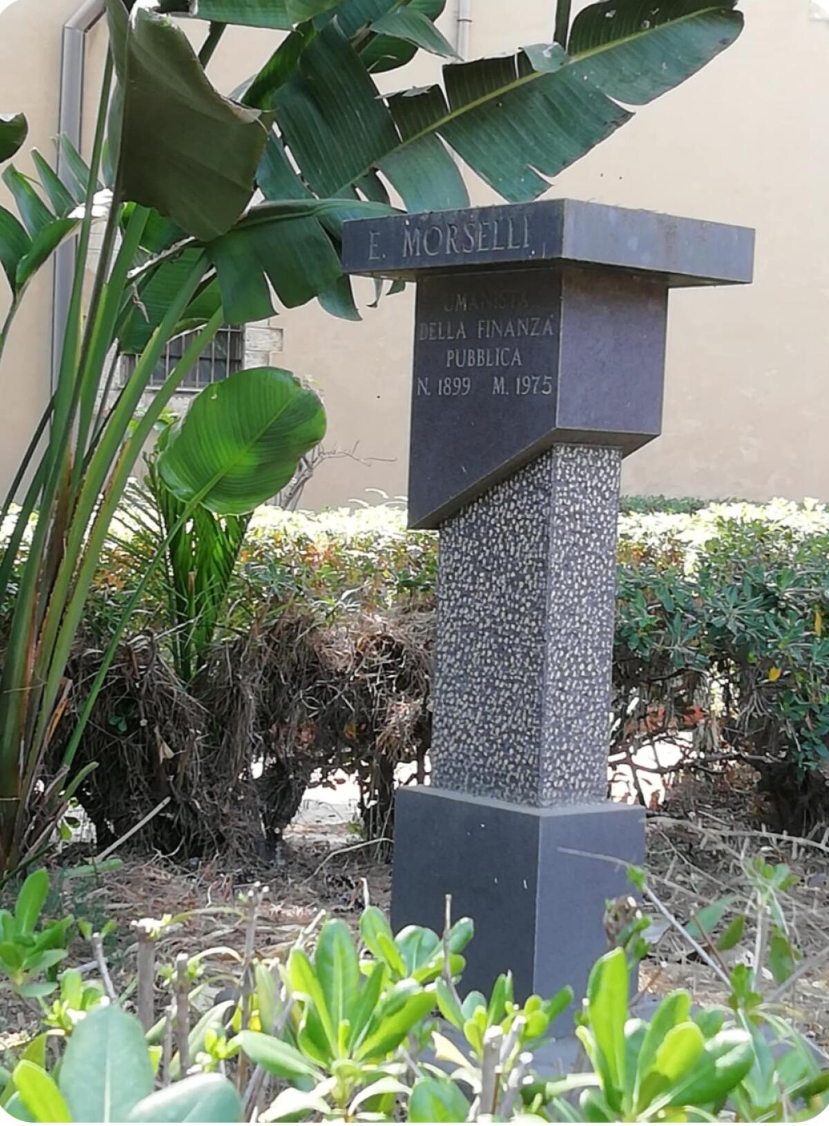 Rubato il busto di Emanuele Morselli -