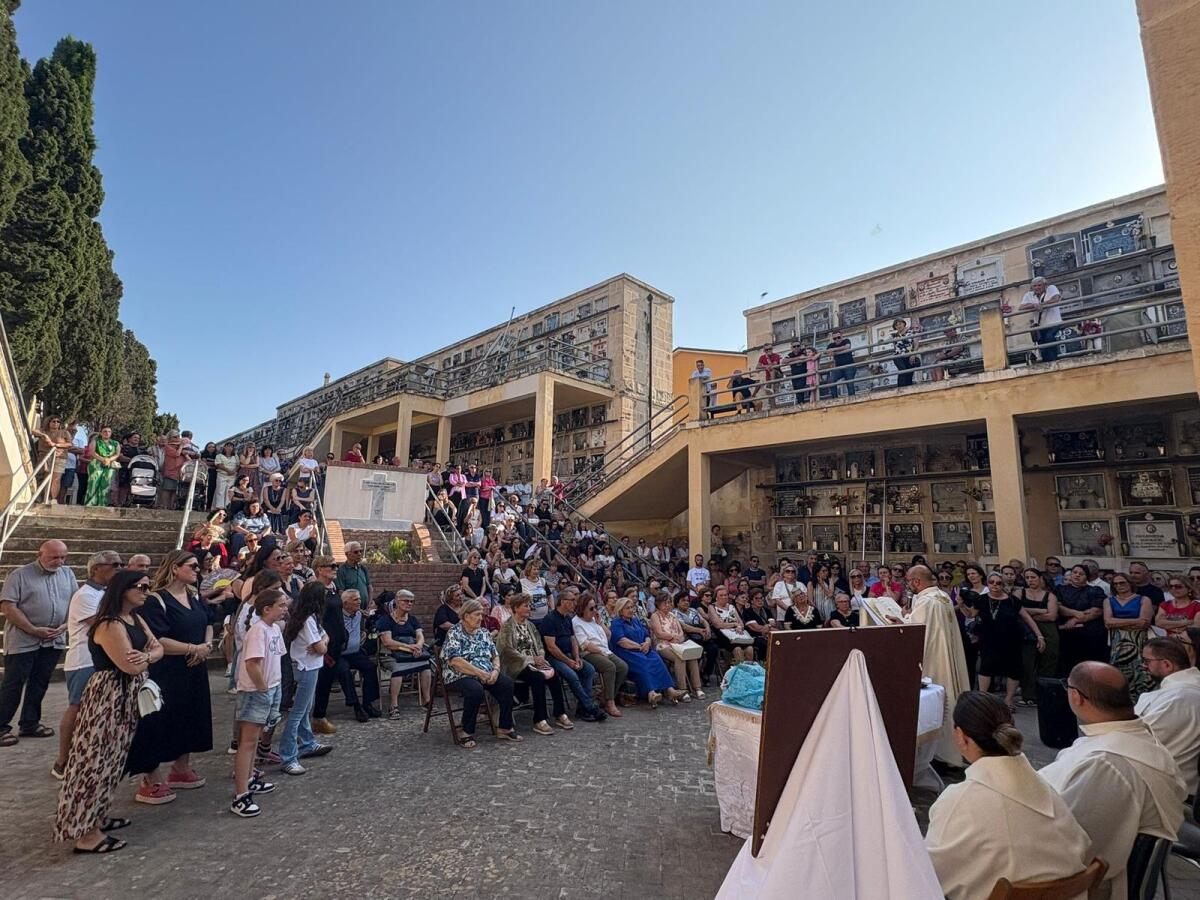 Don Angelo: la prima messa del sacerdote davanti alla tomba dei suoi cari -