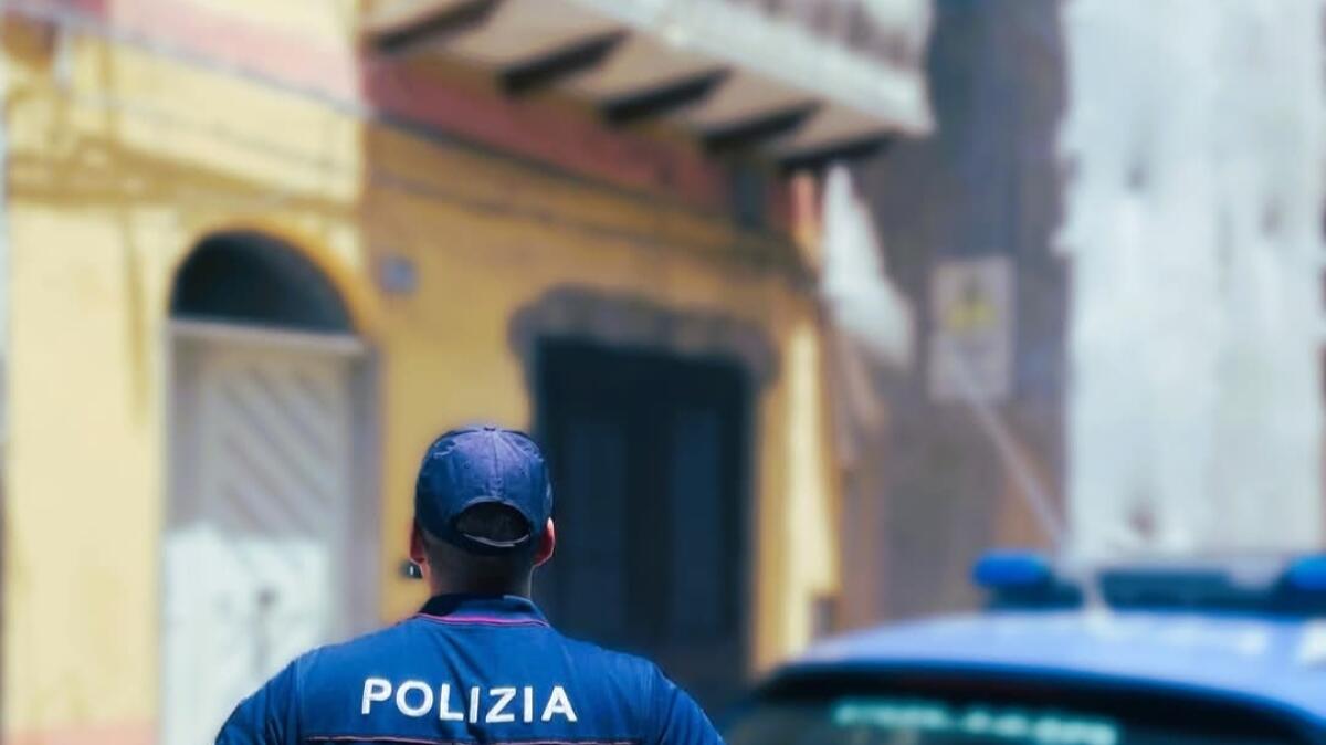 Dimentica le chiavi di casa, prova ad arrampicarsi ma rimane appeso alla ringhiera: ottantenne salvato dai poliziotti - 