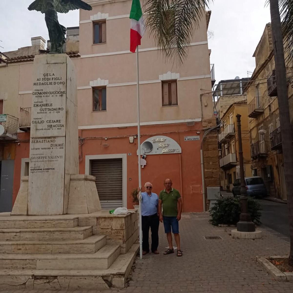 Perrotta e Mulè sostituiscono pennone e bandiera a piazza Martiri -