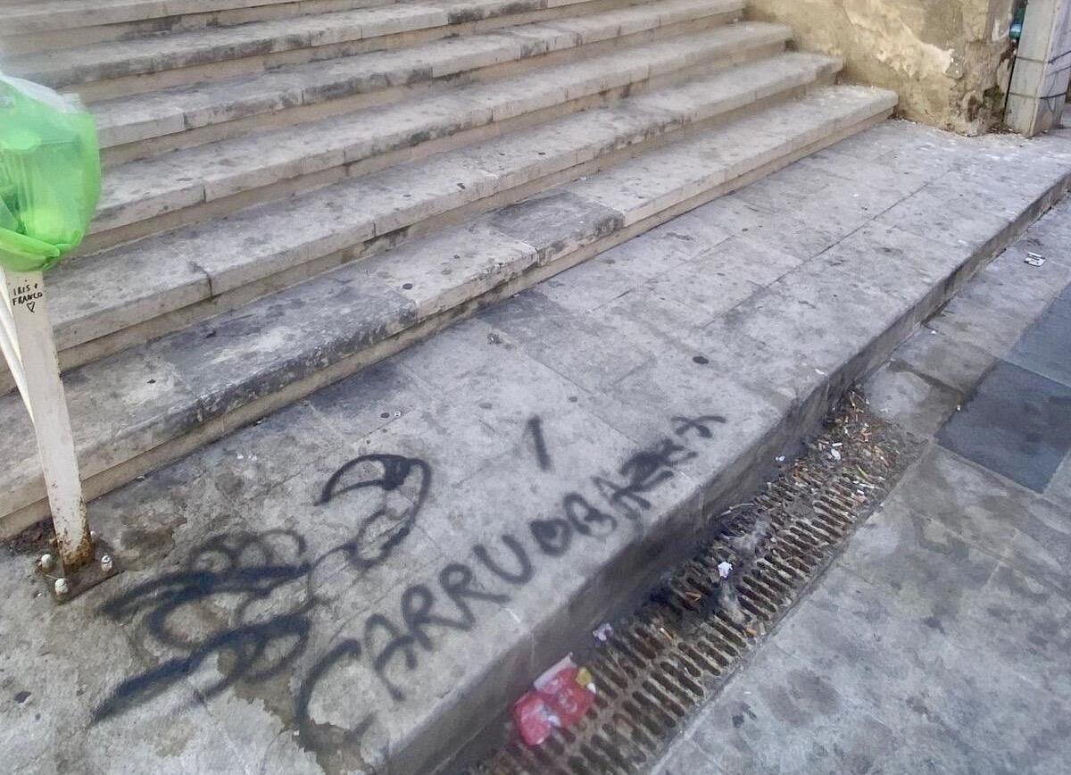 Via Omero tra schiamazzi, scritte e degrado lungo la storica scalinata - 