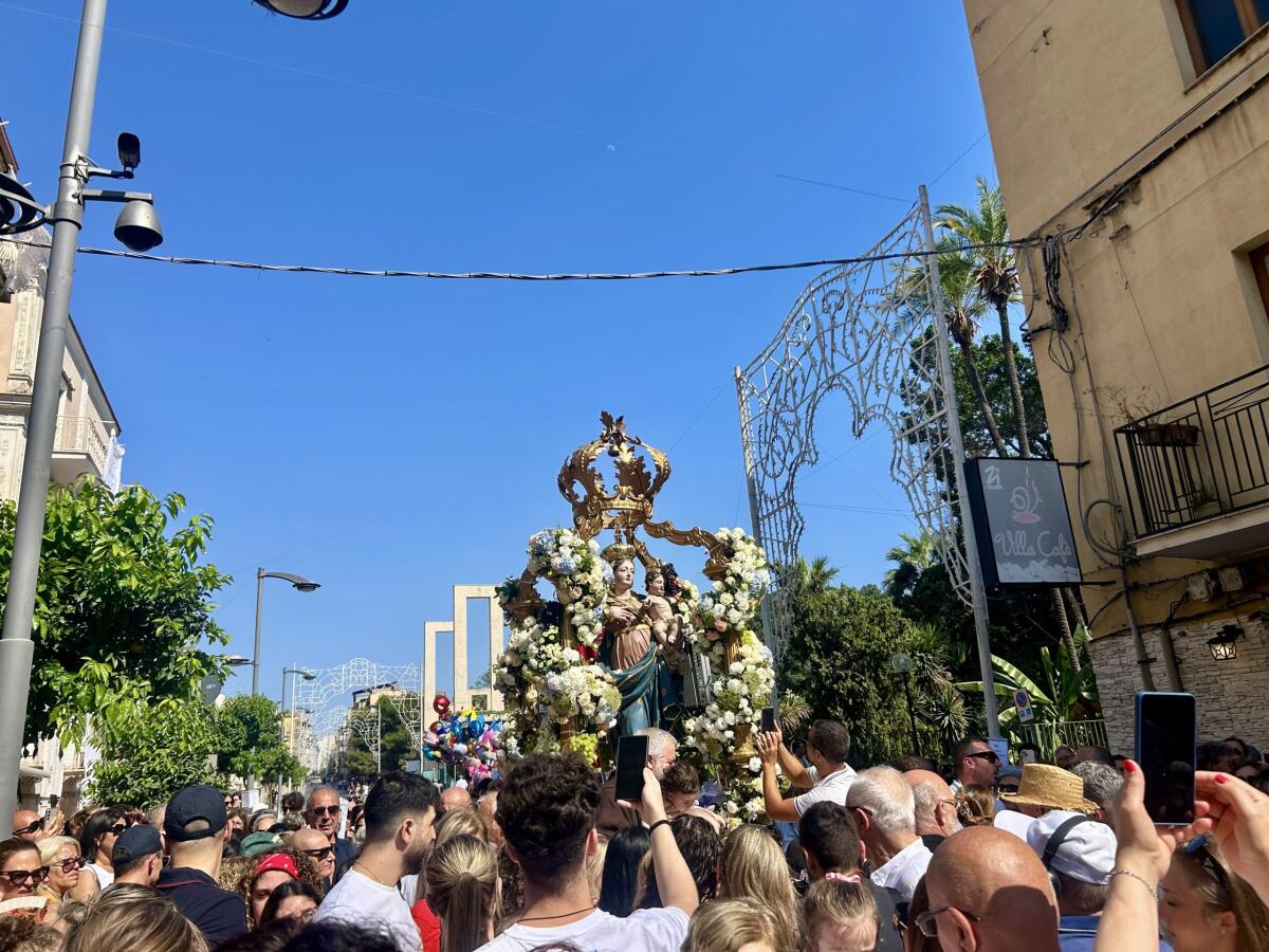 Comincia la processione: l’abbraccio tra i gelesi e Maria Ss.ma delle Grazie - 
