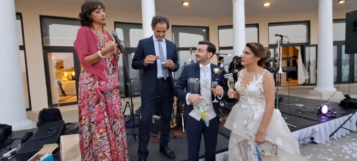 L&#8217;abbraccio ideale di Gela e Saint Julien alle nozze di Letizia e Giovanni - 