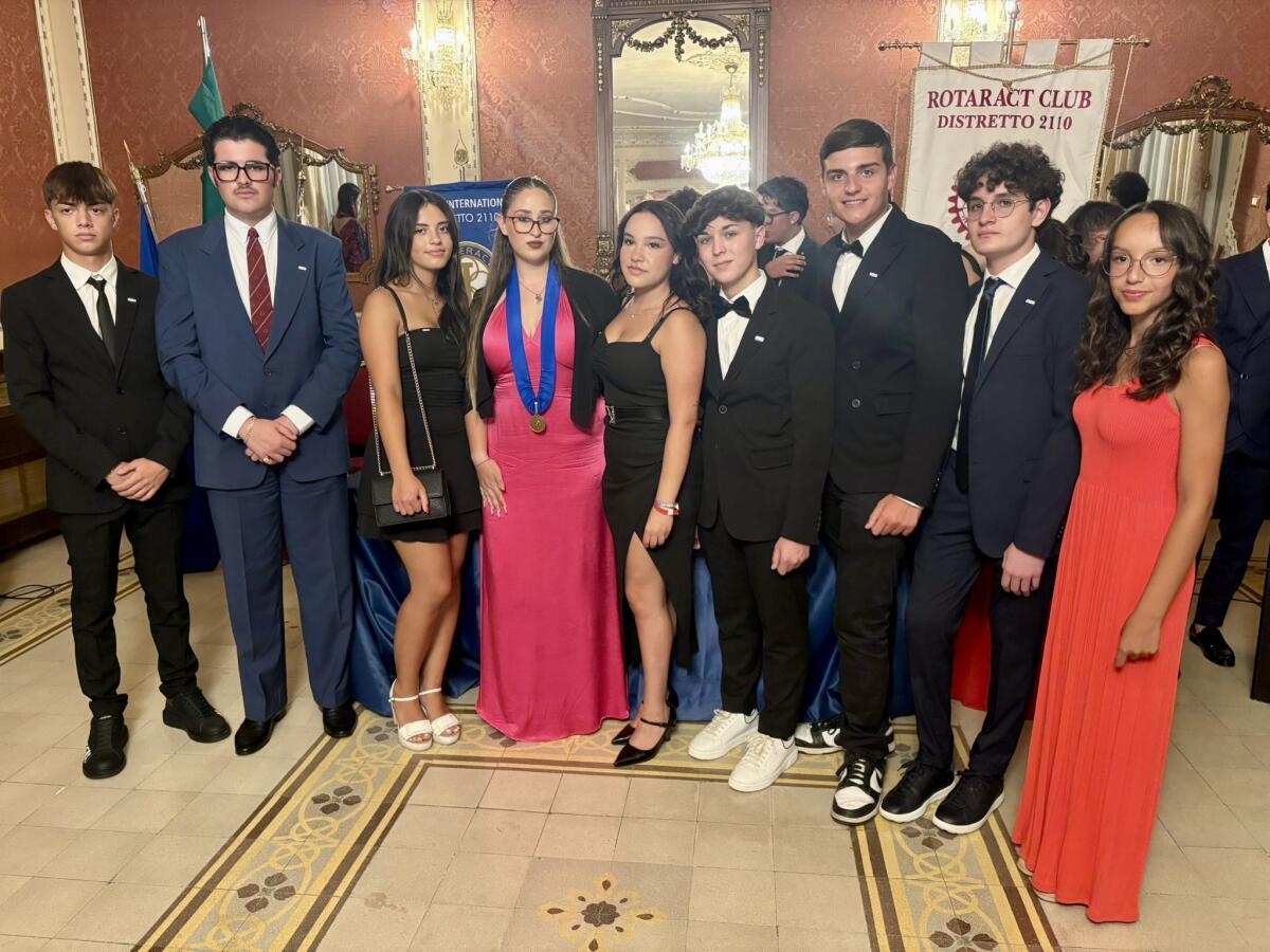 Nuovi direttivi per Rotaract e Interact: svolta la cerimonia del Passaggio della campana - 