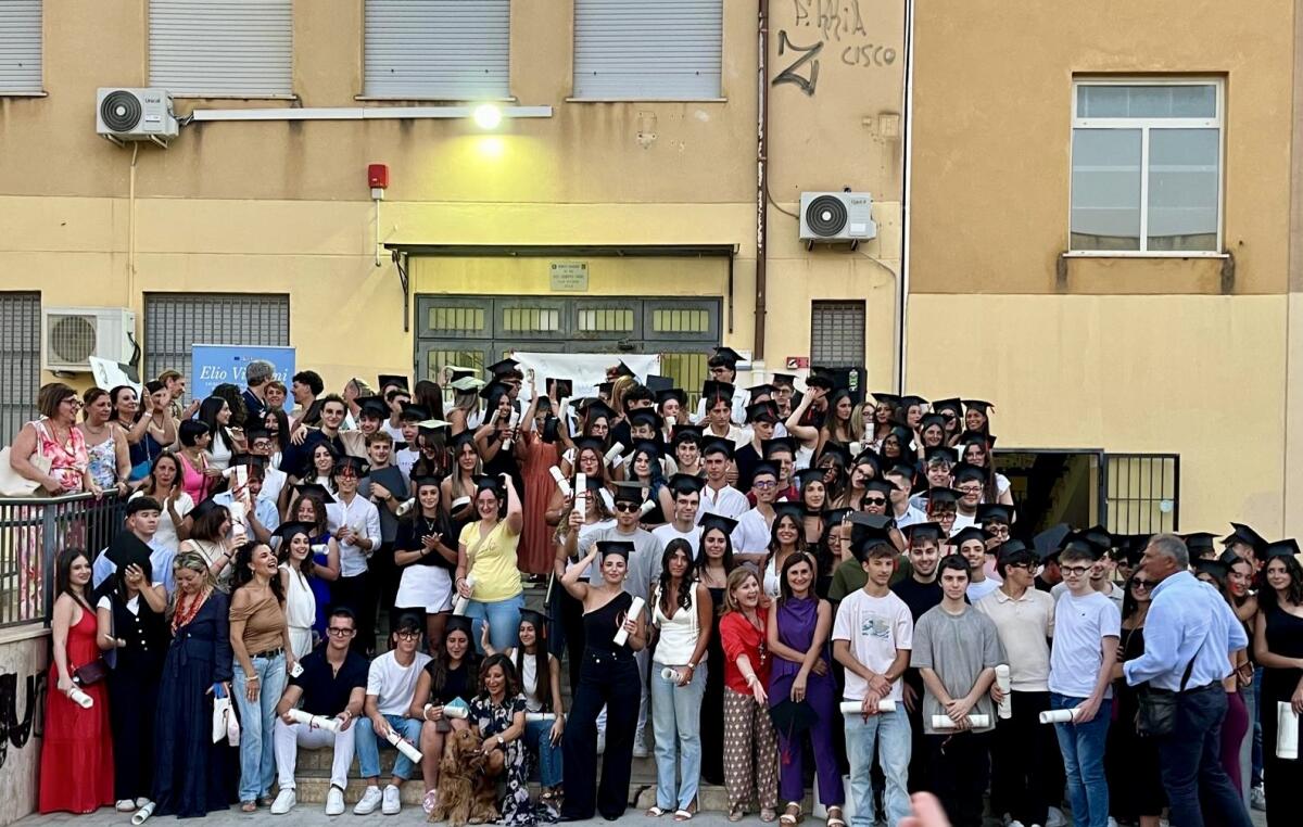 Consegna dei diplomi al Liceo “Vittorini”: l’entusiasmo dei neo diplomati -