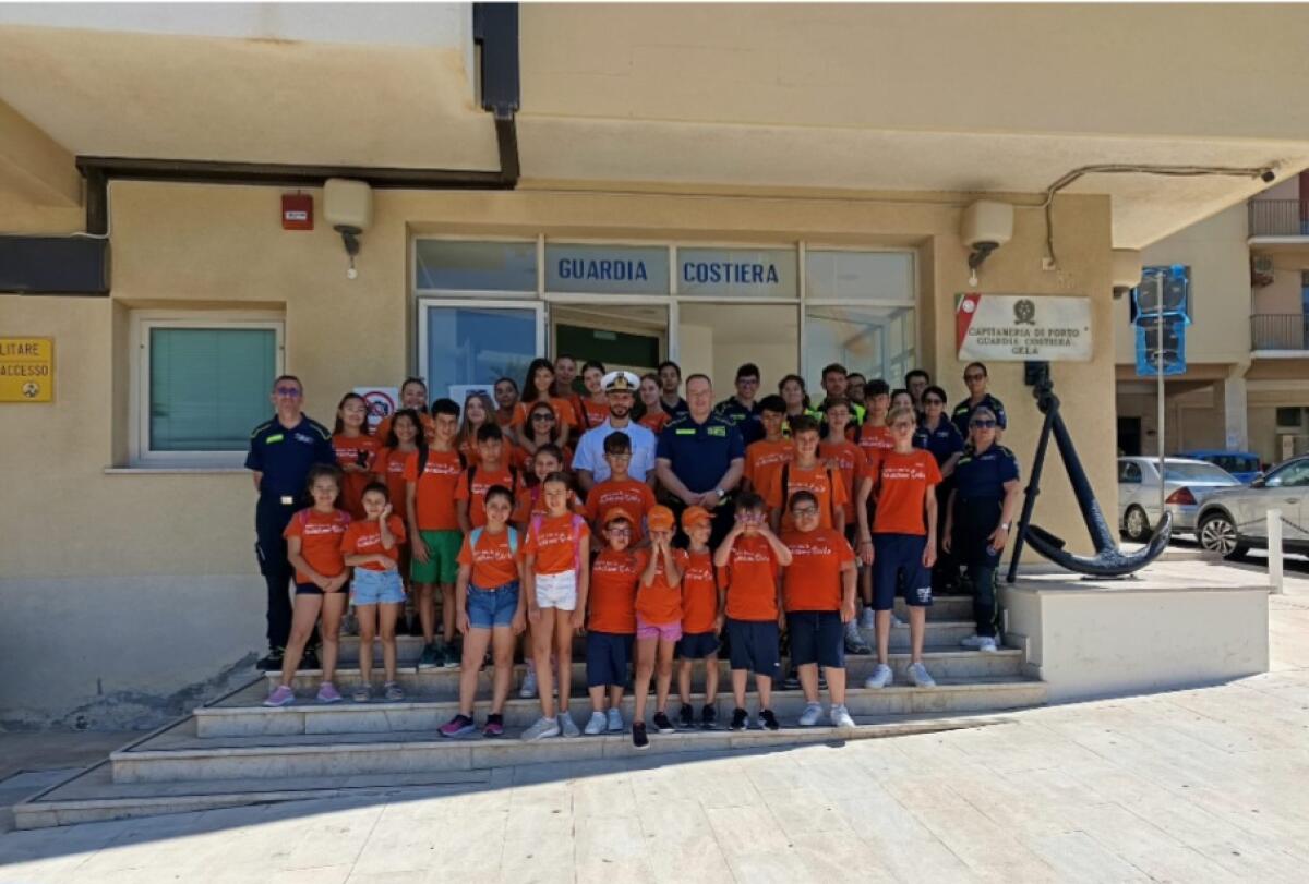 I giovani volontari della Protezione Civile hanno fatto visita alla Capitaneria di Porto - 