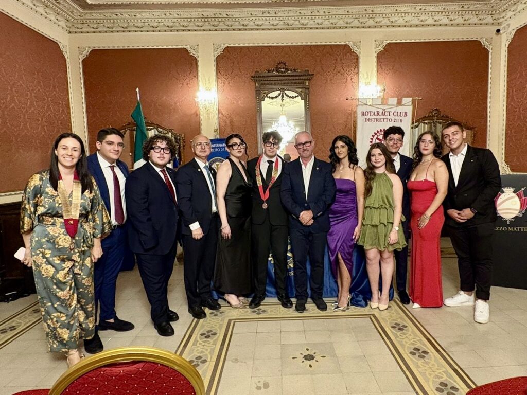 Nella foto in alto, il nuovo direttivo del Rotaract; in quella di copertina invece il nuovo direttivo dell’Interact
