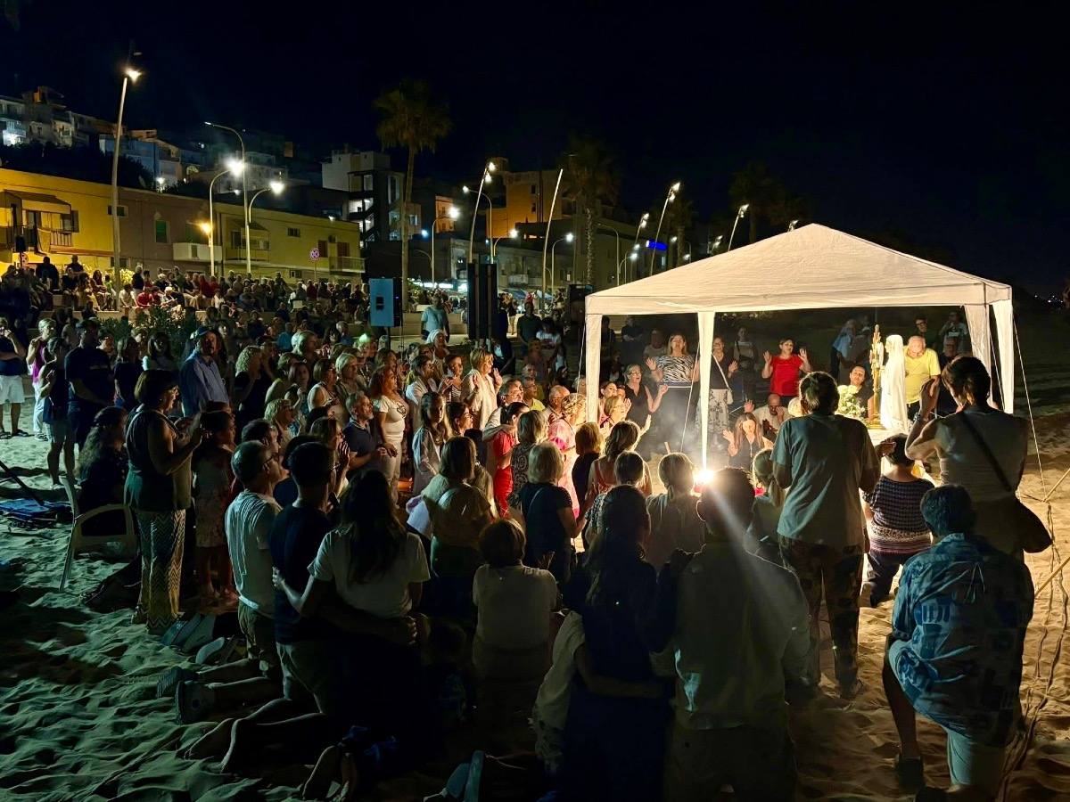 Tanti partecipanti all’adorazione eucaristica in spiaggia - 