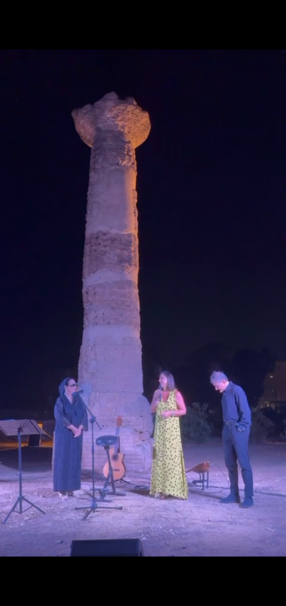 Luce di speranza sulla colonna dorica