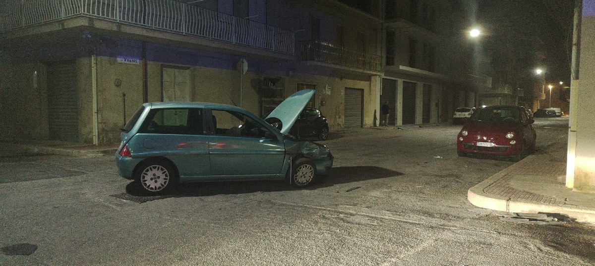 Scontro tra due auto in via Giotto 