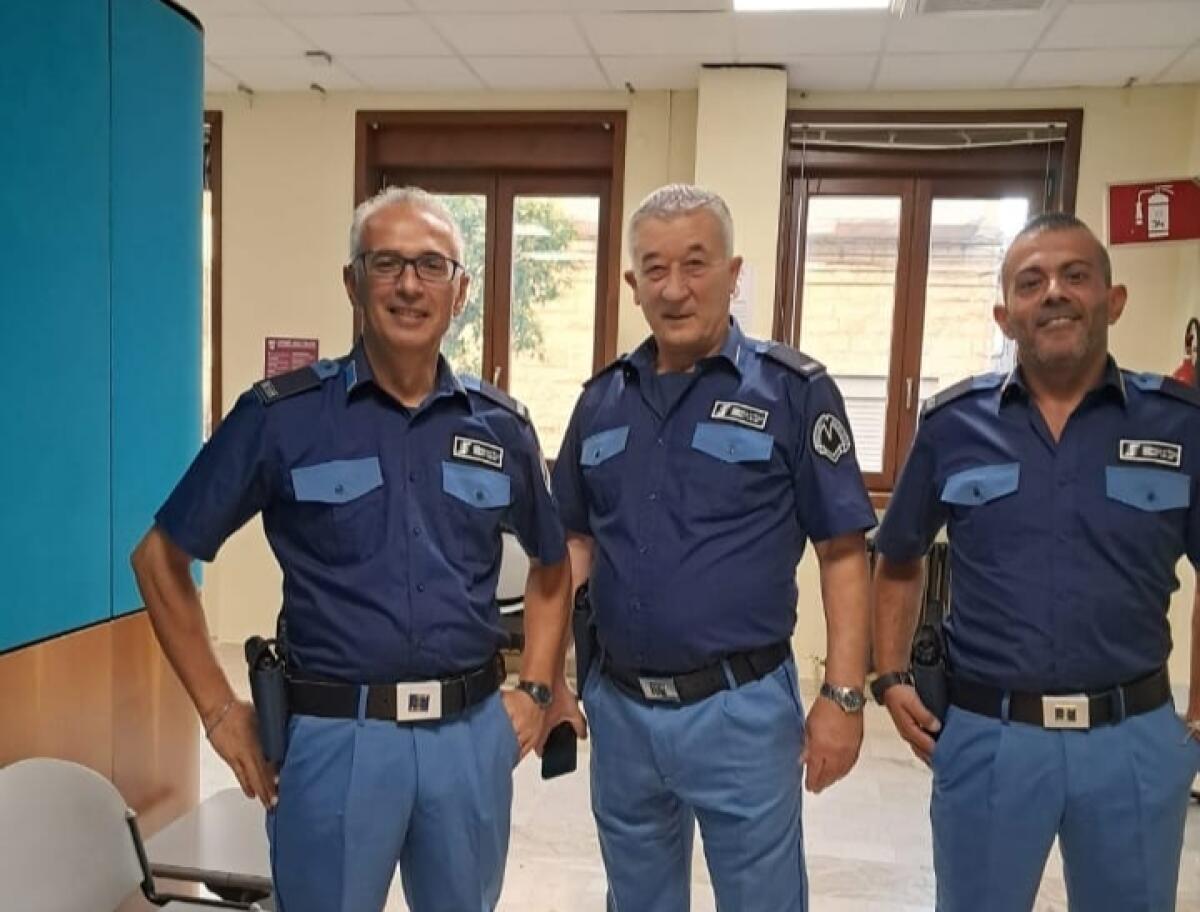 Orologio Uomo YAZOLE In Finta Pelle, Cassa In Acciaio, Quadrante Analogico Con Tre Piccoli Sub-quadranti Decorativi