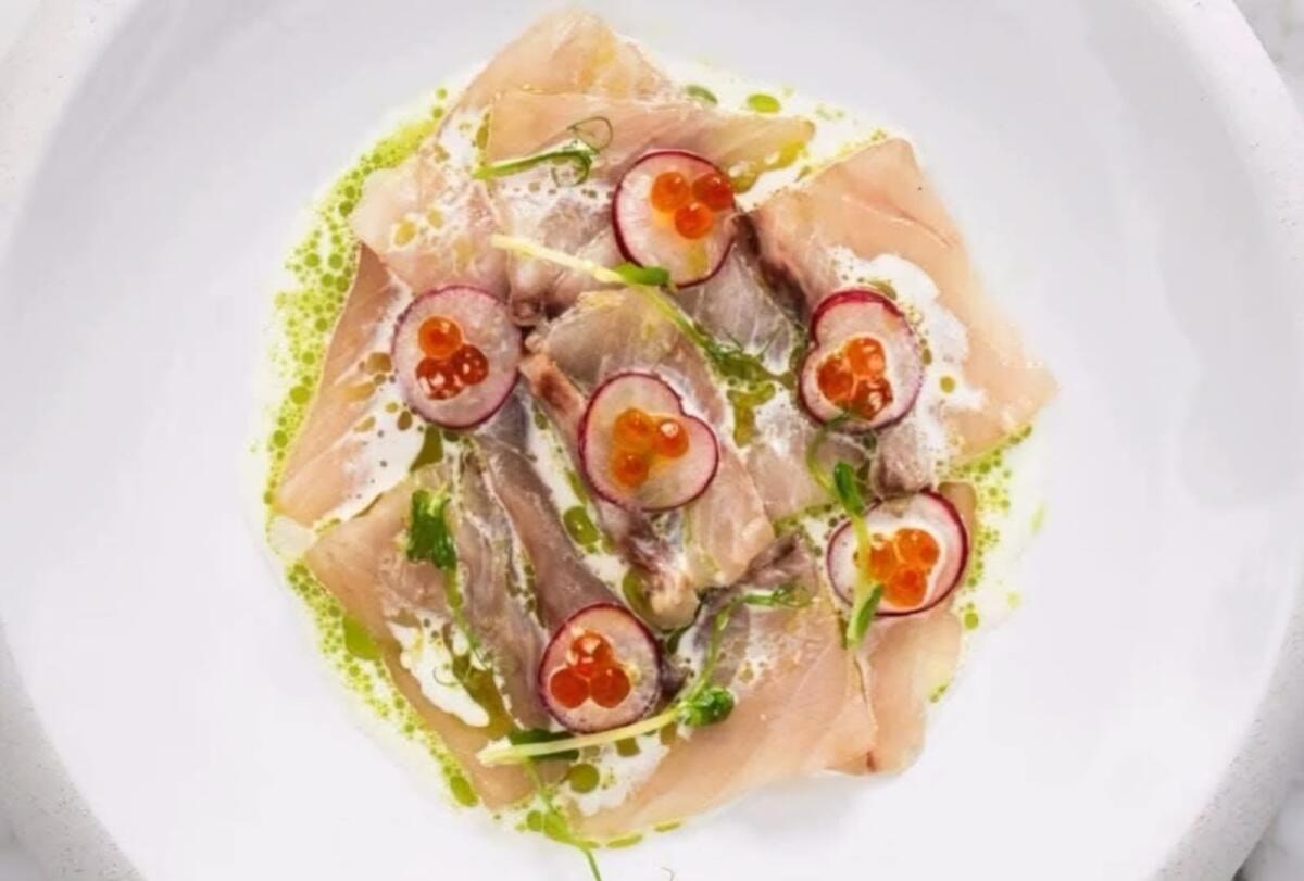 Lo chef propone il carpaccio di ombrina - 