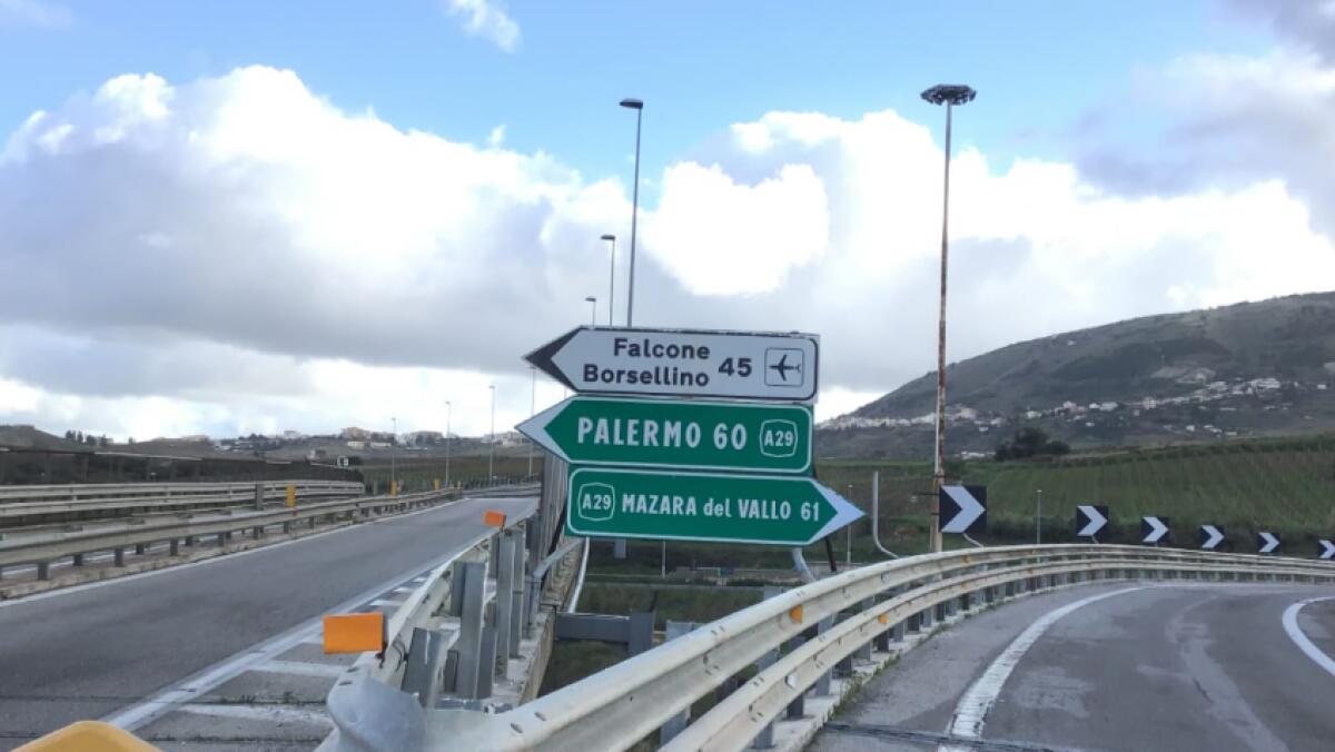Microcar contromano sulla A29, tempestivo e decisivo intervento della scorta del procuratore Vella. Salvate due ragazze - 