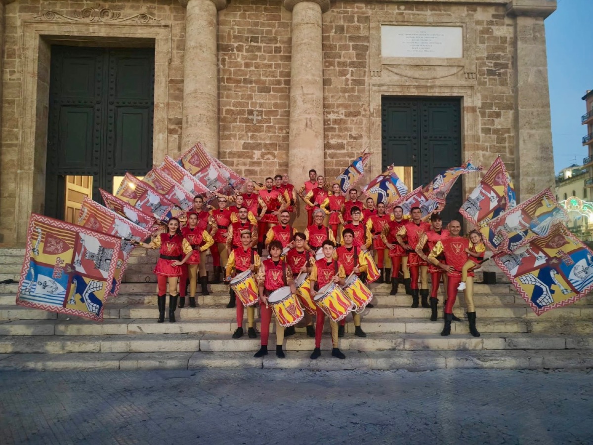 Trionfo di colori con il gruppo Sbandieratori Gela -