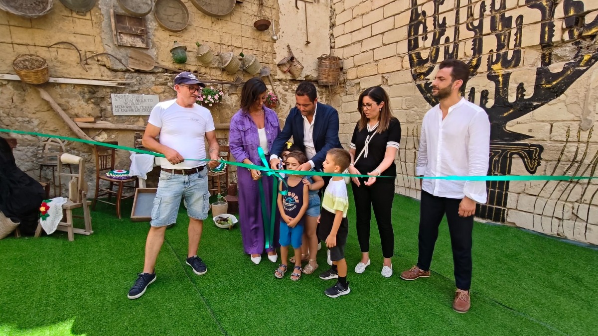 Murale ed esposizione reperti agricoli in via Buscemi -
