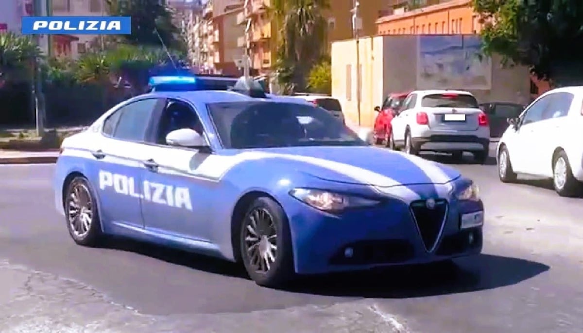 Su un'auto rubata con la droga, sfuggono alla Polizia - 