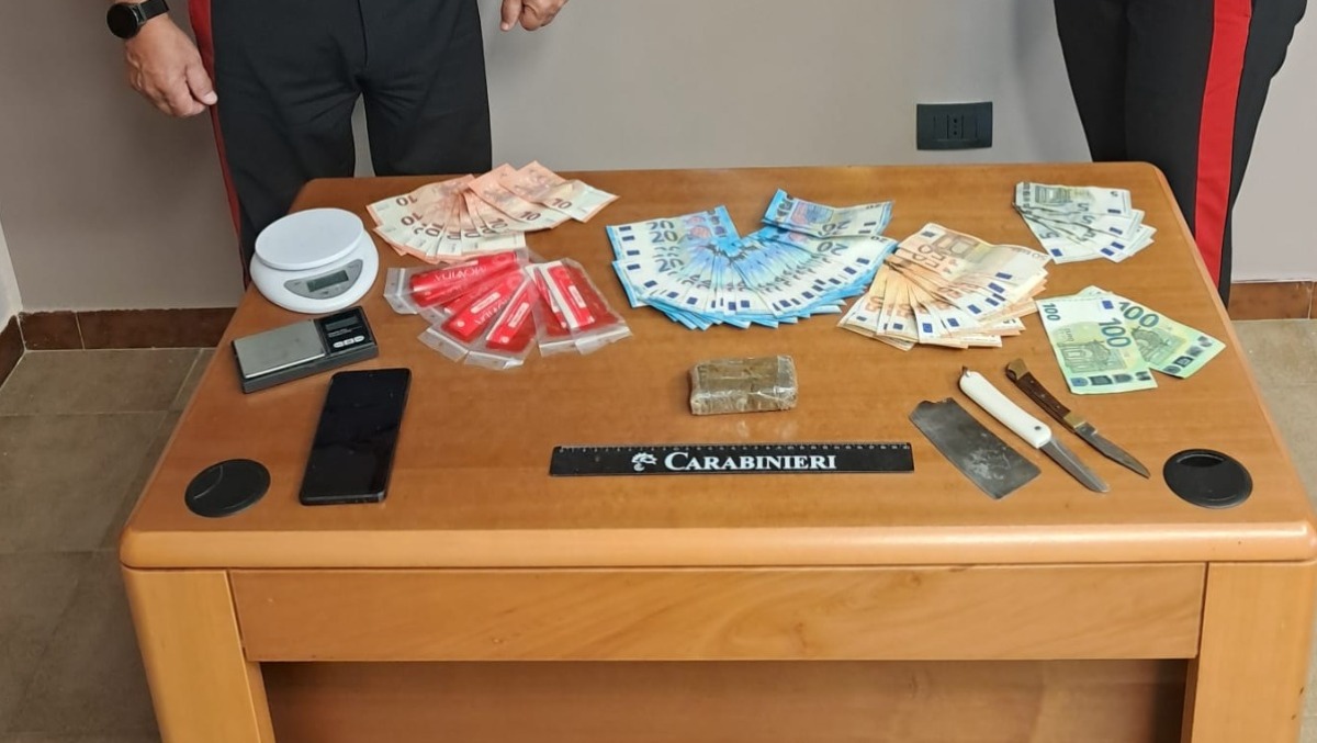 Vede i carabinieri e cerca di disfarsi della droga -