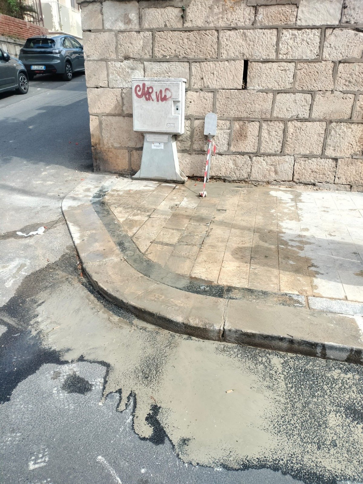 Tra via Genova e via Palazzi sede stradale malconcia  - 