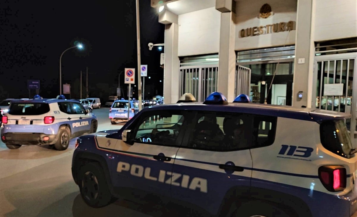 Si presenta in Questura e minaccia l’agente con un coltello - 