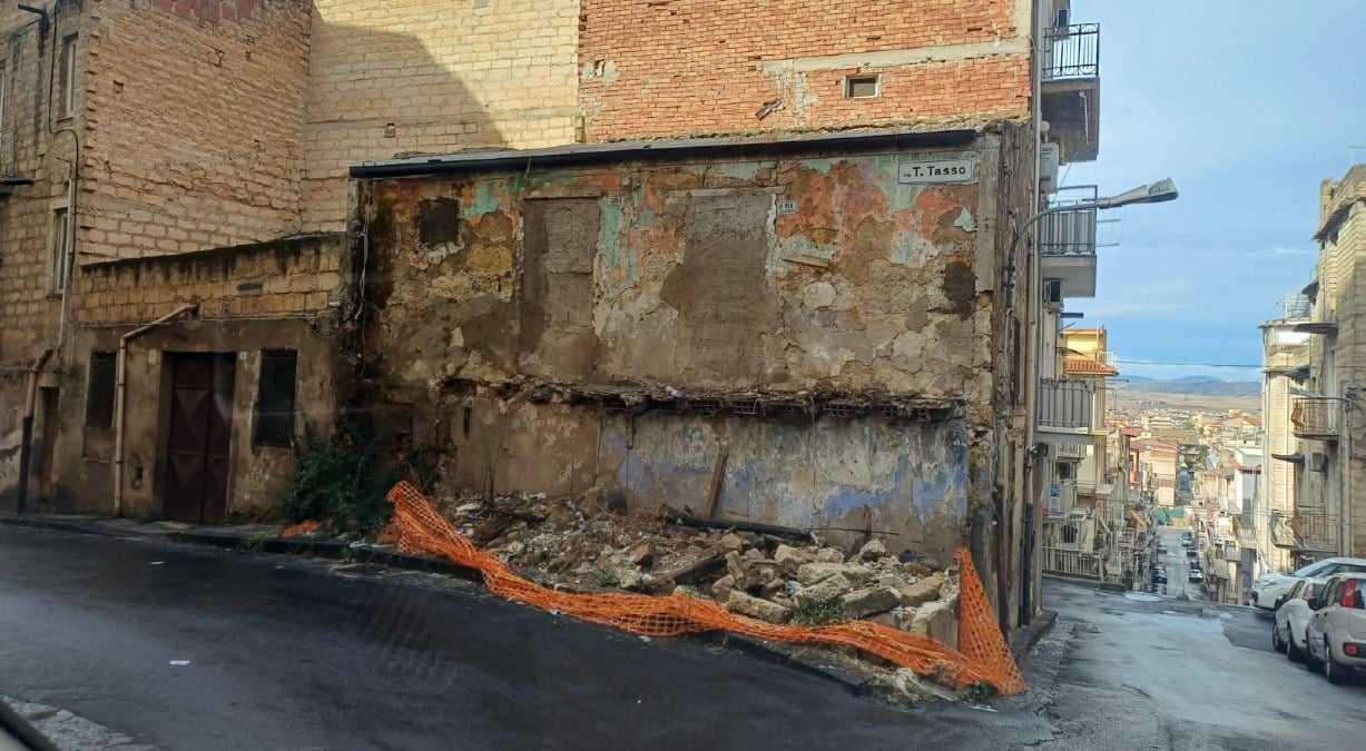 Pericolo in via Tasso all'angolo con via Po  - 