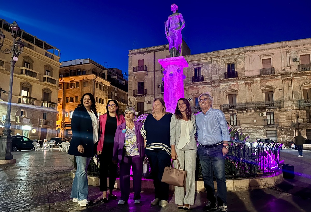Piazza Umberto I s’illumina di rosa - 