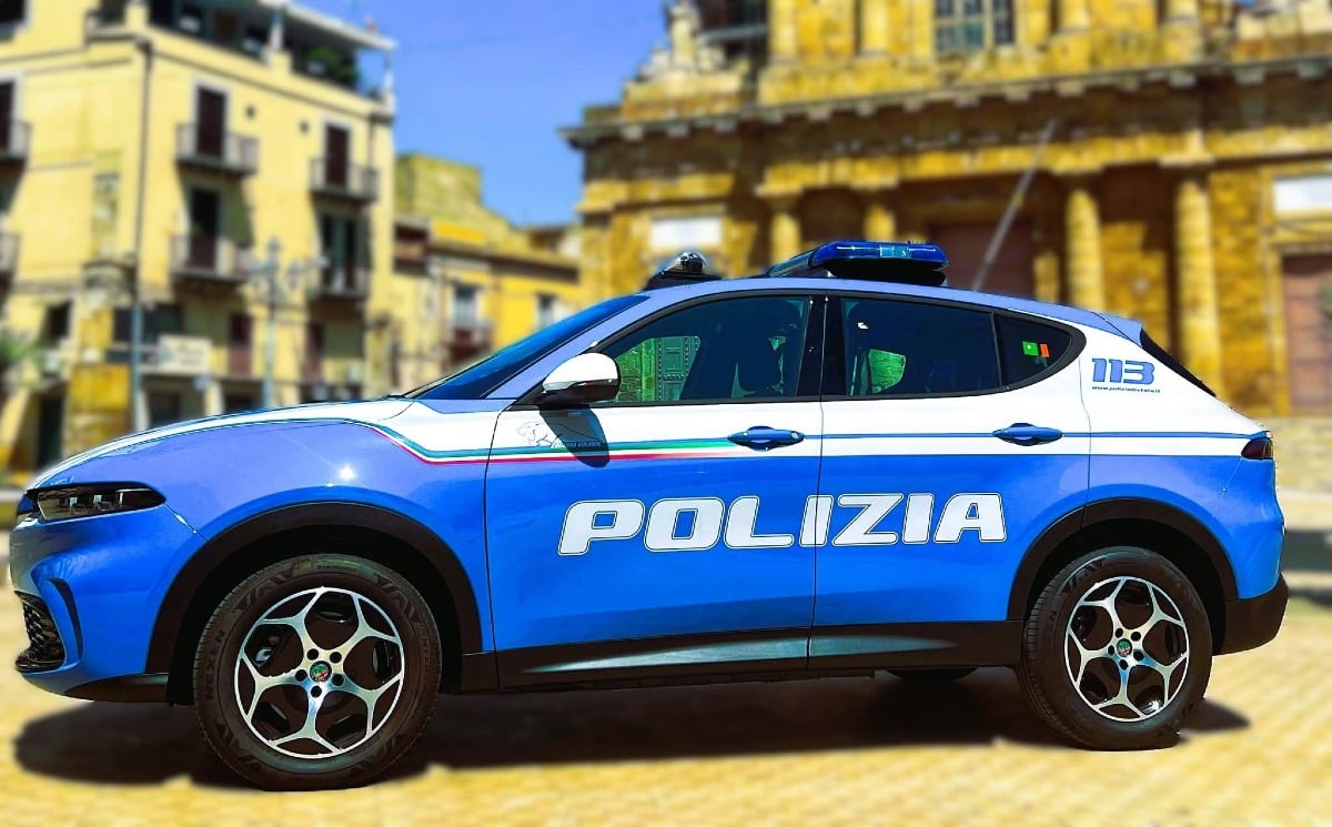 Ruba la borsa ad una donna intenta a pregare, preso dalla polizia -