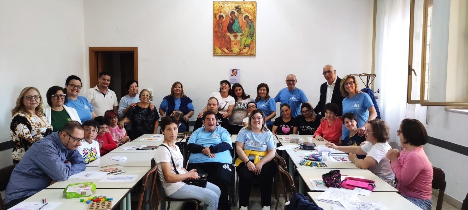 Albero di Natale fatto all'uncinetto simbolo di inclusione  - 