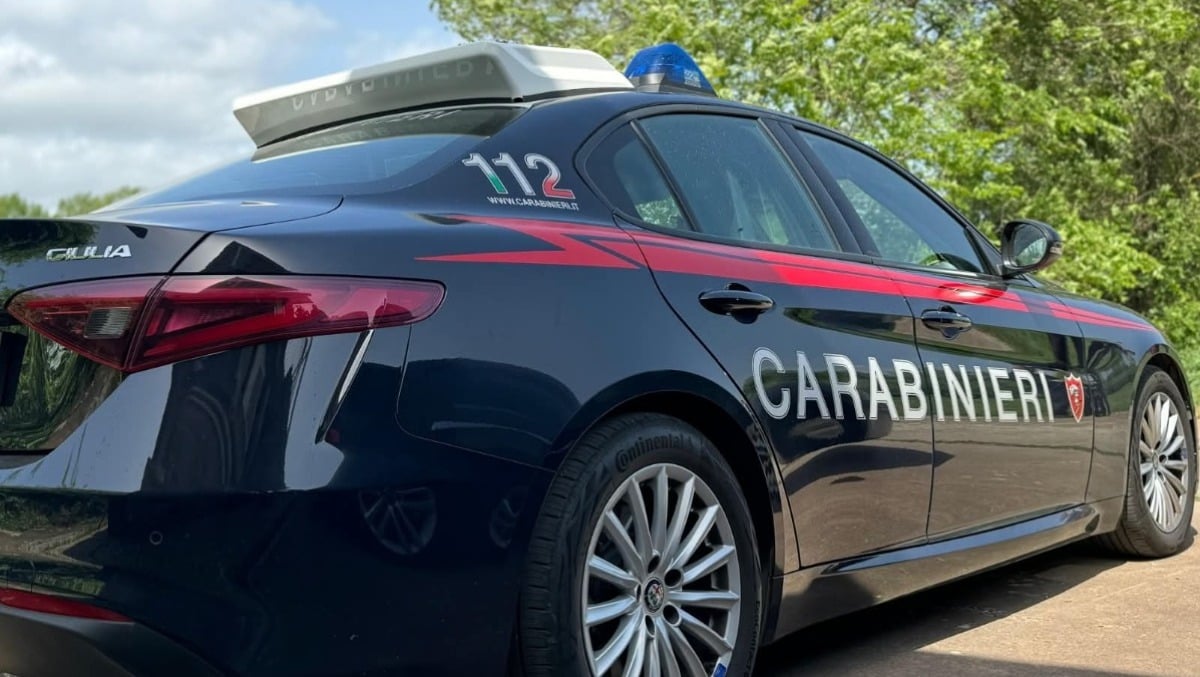 Cerca lo zio per aggredirlo e non trovandolo picchia il cugino -