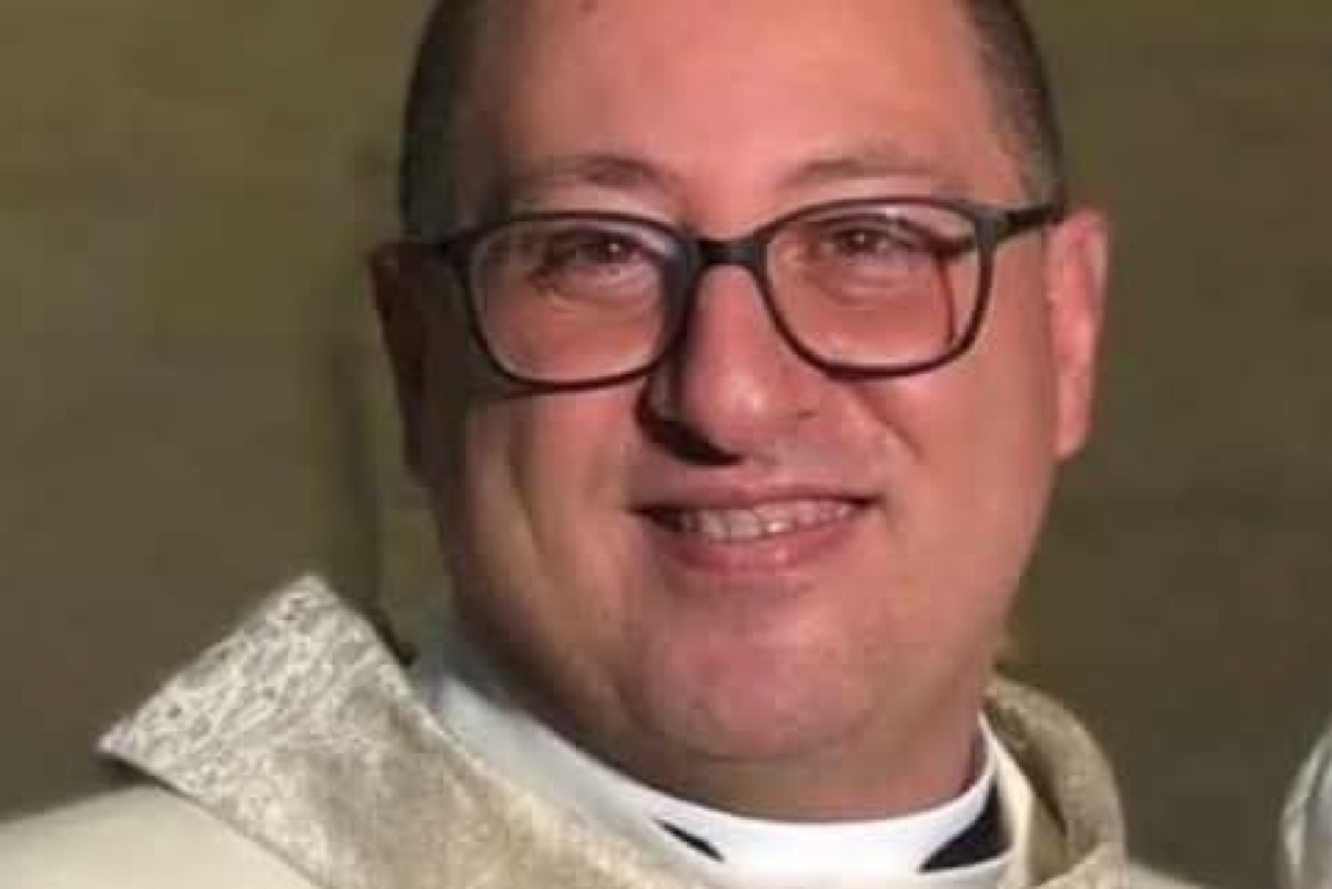 Una città sconvolta per l'accoltellamento di don Samà -
