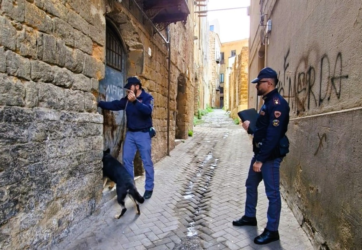 Controlli della polizia al centro storico di Caltanissetta - 