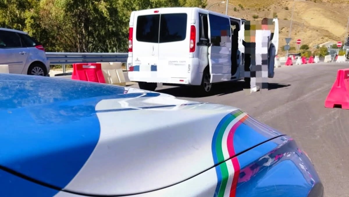 Polizia stradale blocca minivan abusivo  -