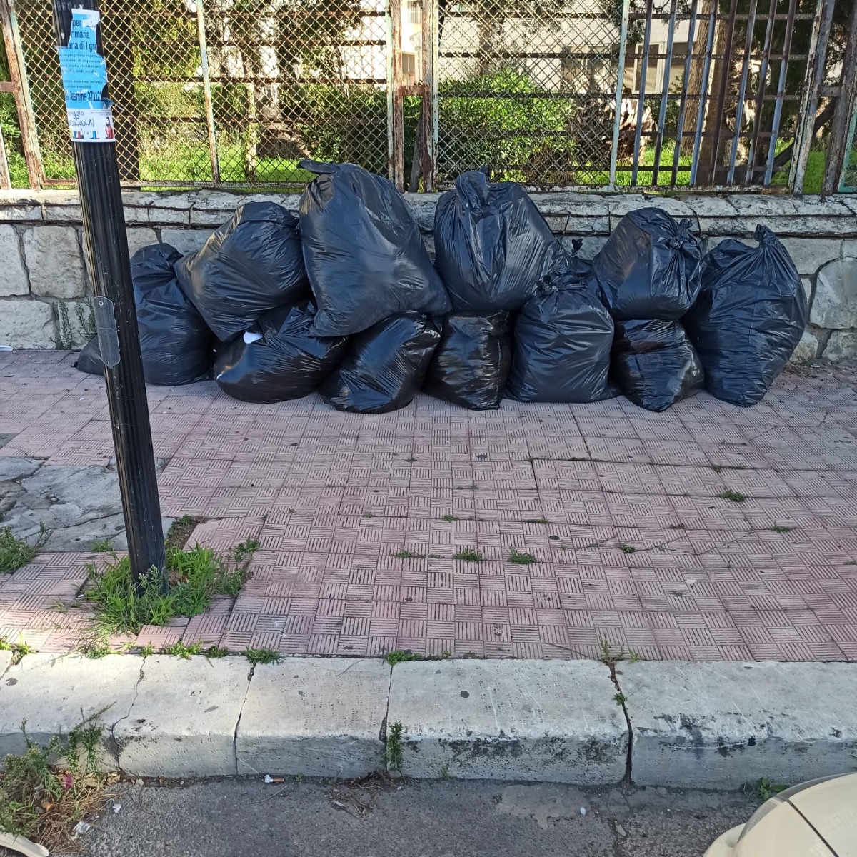 Indumenti da buttare davanti alla Chiesa dei Salesiani -