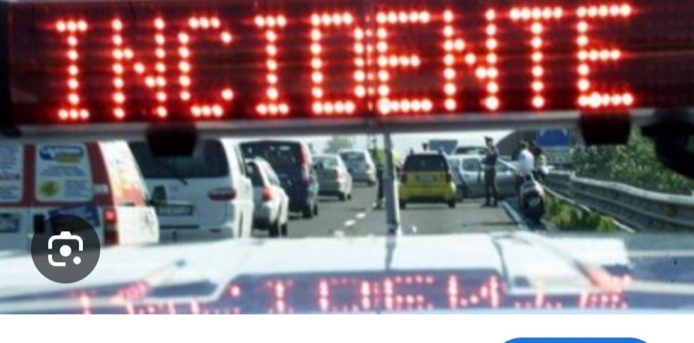 Incidente in via Craxi:  auto finisce su villetta   -