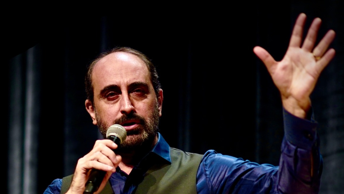 L'umorismo contagioso di Giuseppe Castiglia -