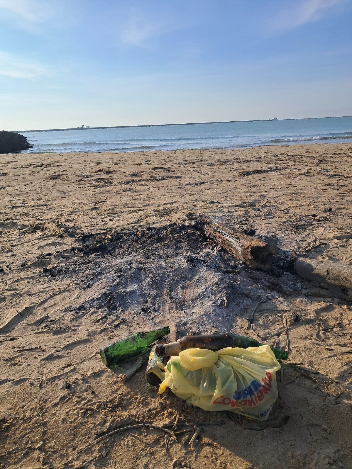 Vandali bruciano cartelli in legno al Lungomare -