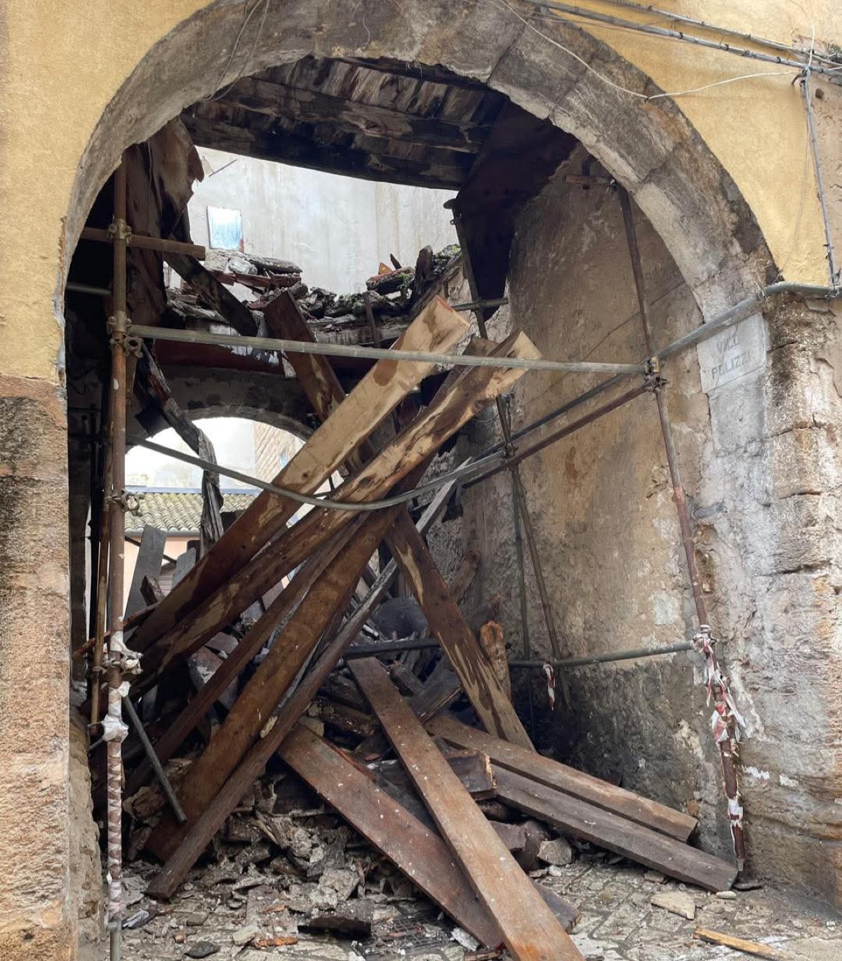 Crollo impalcatura in via Cairoli - 